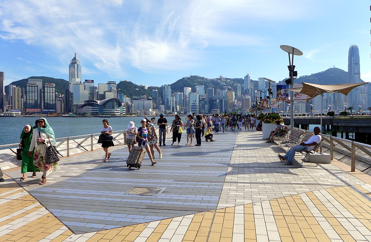 尖沙咀星光大道的海濱長廊，遠處是香港島的高樓